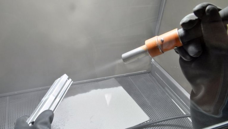 Ručne tryskanie v tryskacej kabíne